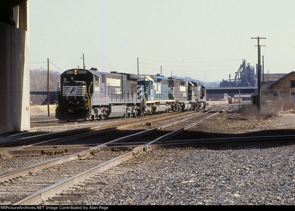 NS C30-7 8032, PLM SD40-2 3104, high hood GP38 2717, and C36-7 8541 running light